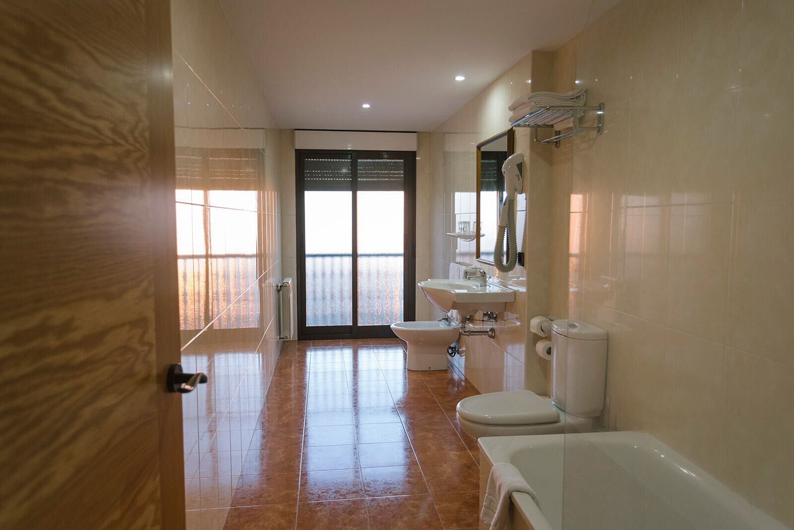 triple room | bathroom | free toiletries, hair dryer, bidet, towels