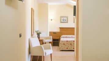 Vierpersoonskamer | Een kluis op de kamer, een bureau, babybedden (toeslag), gratis wifi