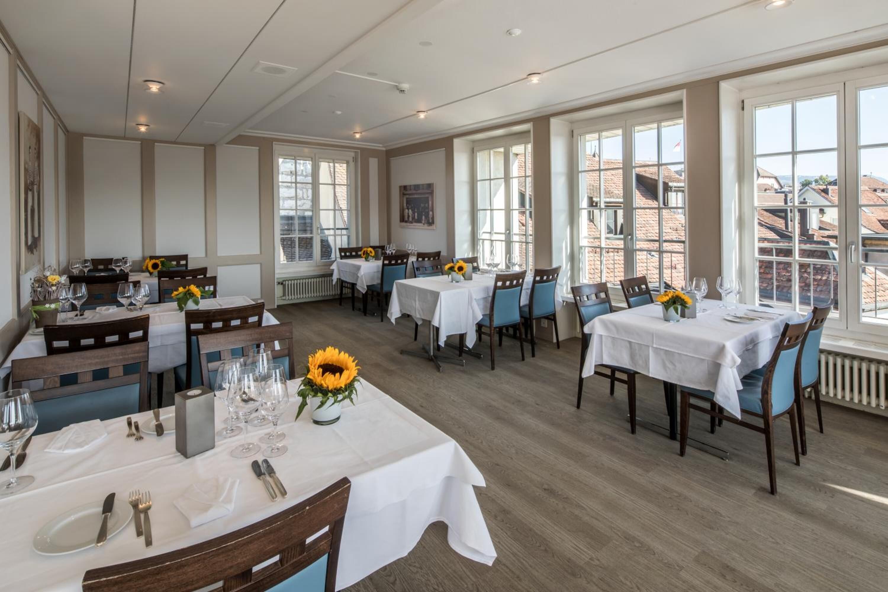 2 restaurants, breakfast served