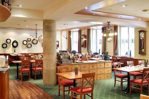 2 restaurants, breakfast served