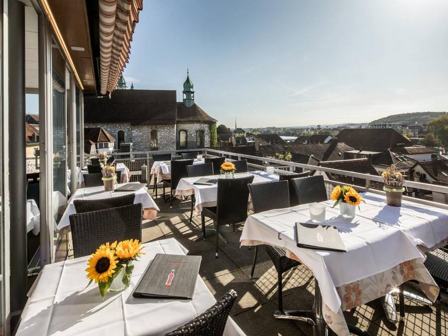 2 restaurants, breakfast served