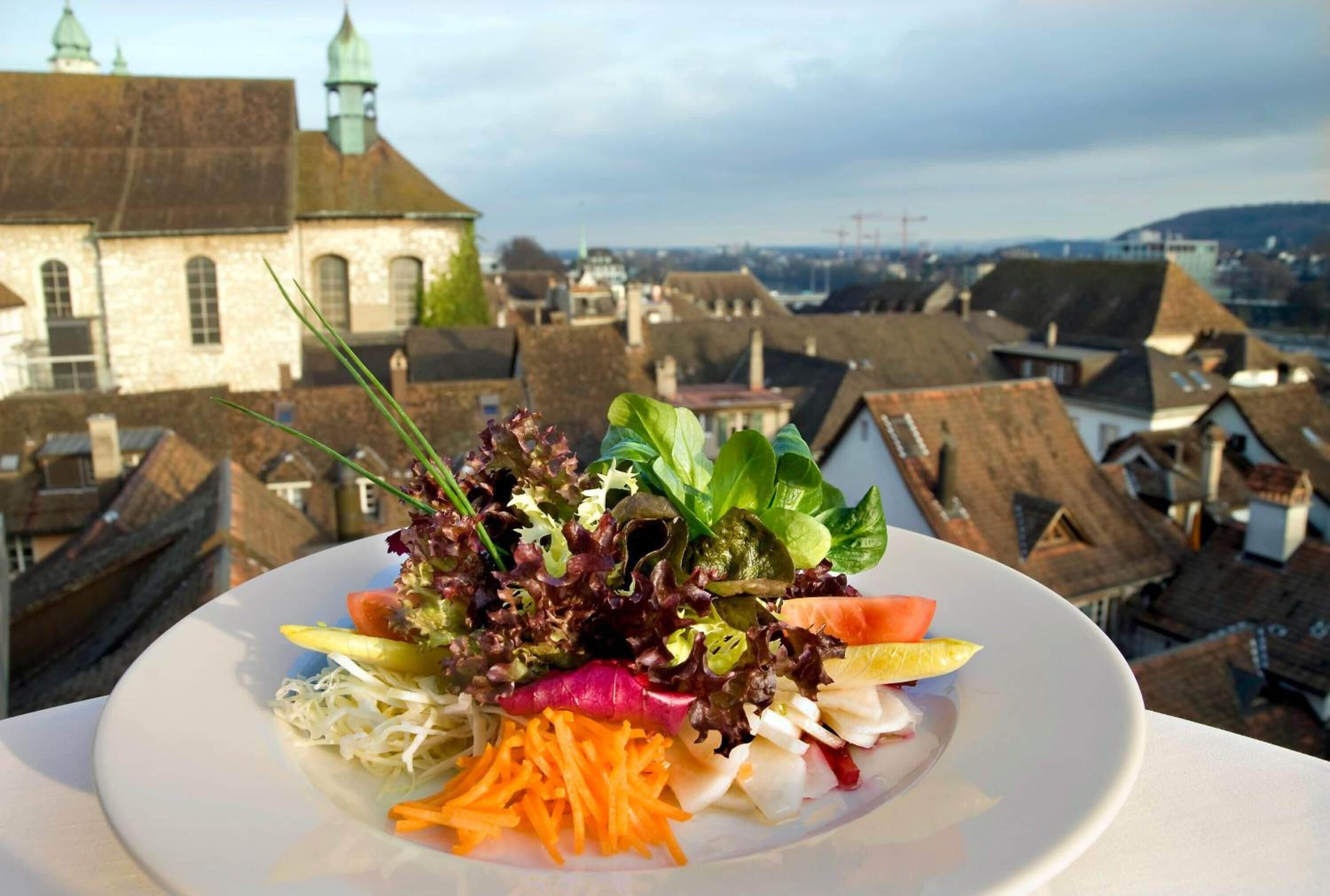 2 restaurants, breakfast served