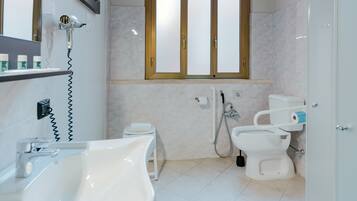 Dreibettzimmer, barrierefrei, Nichtraucher | Badezimmer | Dusche, Haartrockner, Bidet, Handtücher