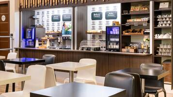 Tägliches Frühstücksbuffet (9.5 EUR pro Person)