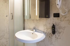 샤워 시설, 헤어드라이어, 비데, 타월