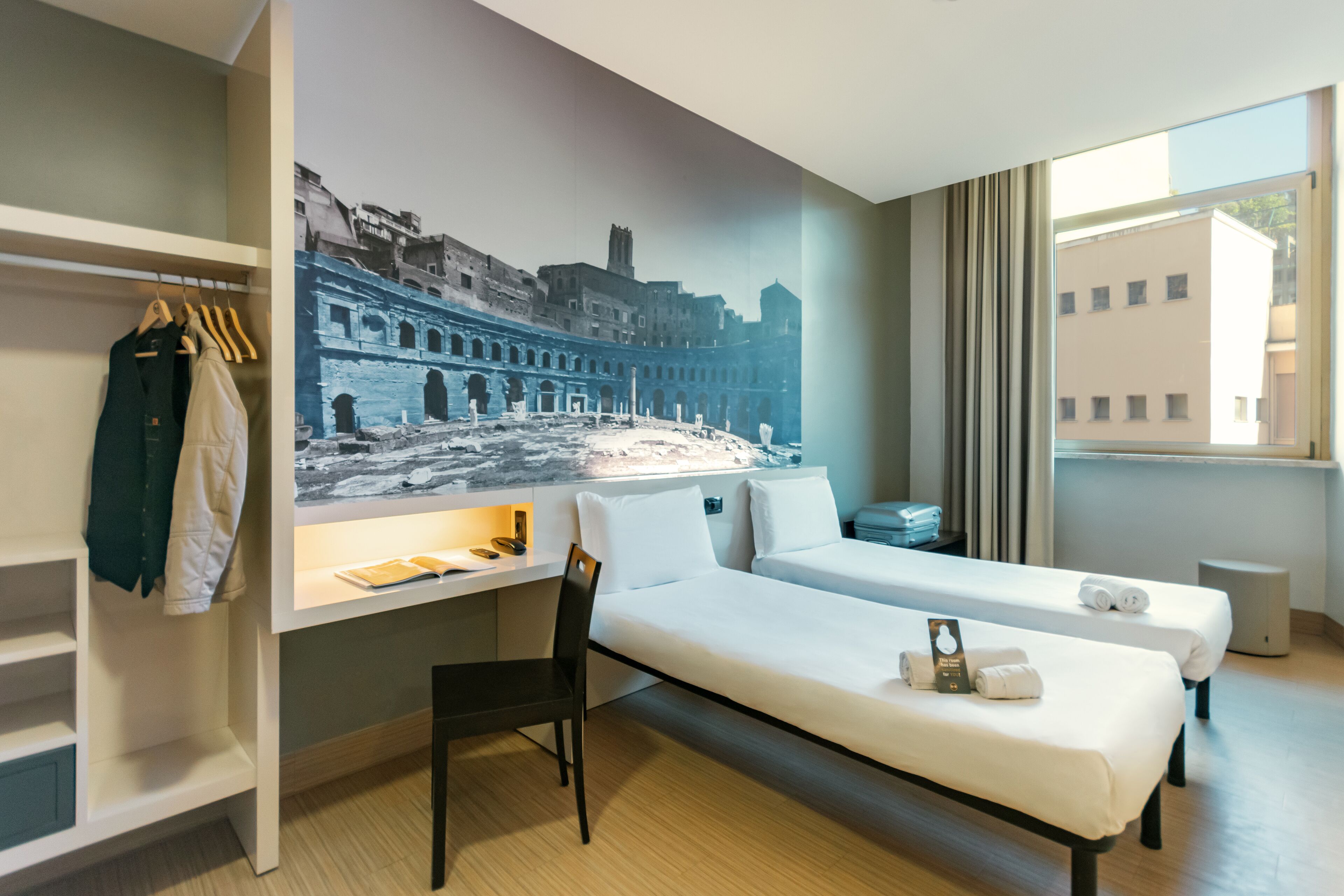 twin room, non smoking | in-room safe, desk, iron/ironing board, free cots/infant beds