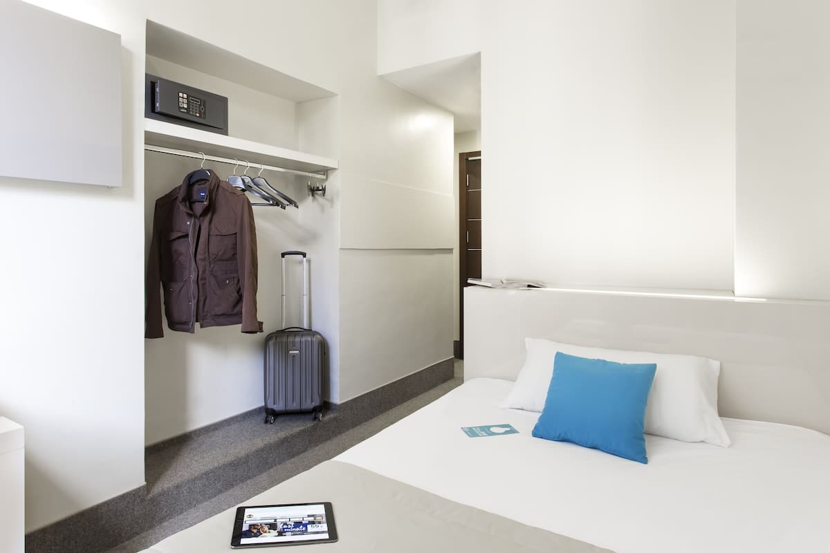 Single Room, Non Smoking | In-room safe, desk, iron/ironing board, free WiFi