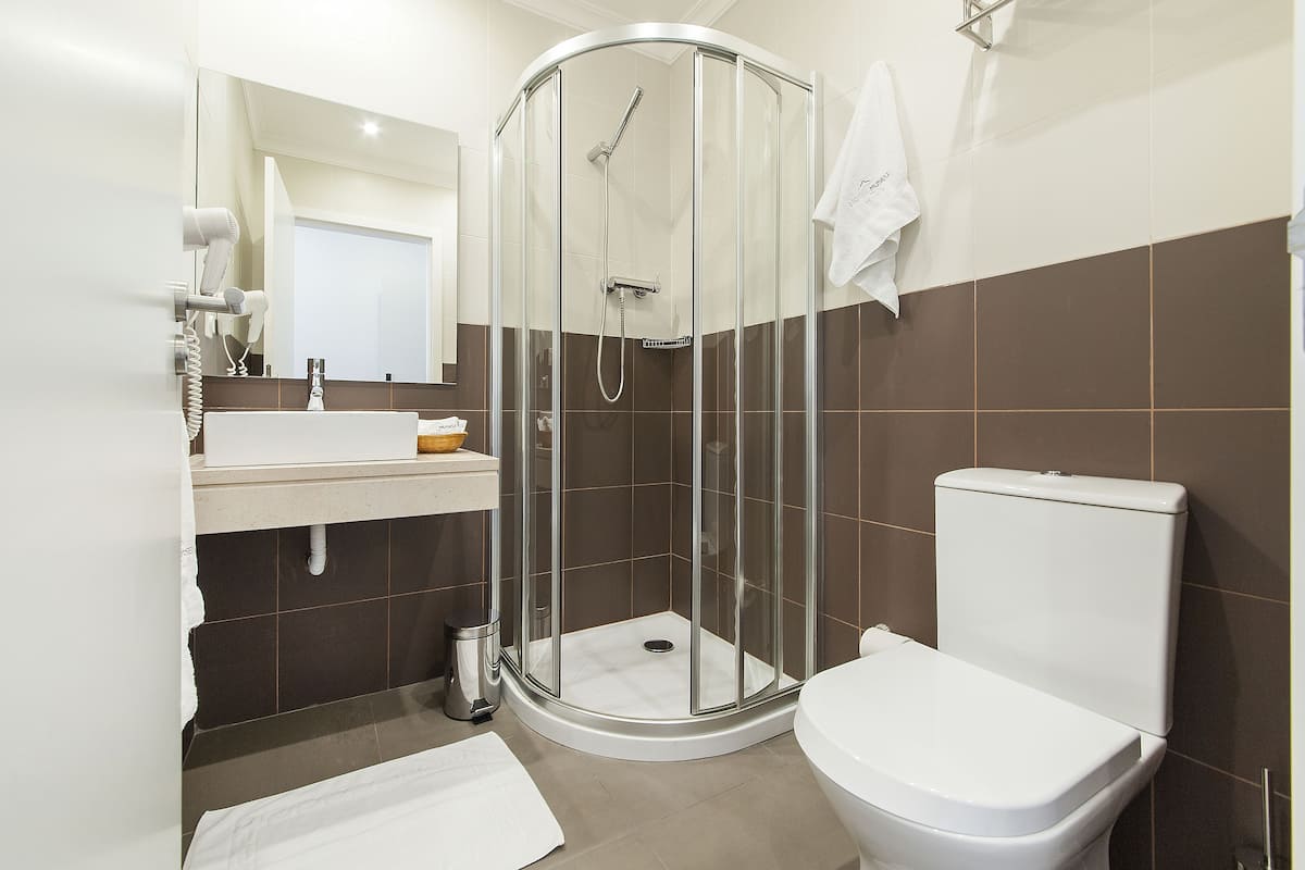 comfort triple room, river view | bathroom | rainfall showerhead, hair dryer, bidet, towels