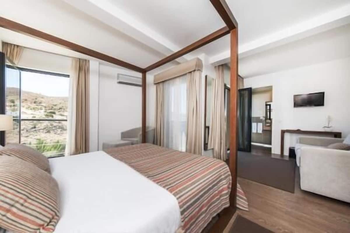 Down duvets, desk, blackout curtains, soundproofing