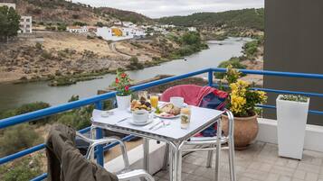 Se ofrece un desayuno continental (10 EUR por persona)