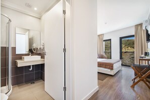Rainfall showerhead, hair dryer, bidet, towels