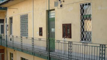 Economy Twin Room | Bathroom | Combined shower/tub, hair dryer, towels