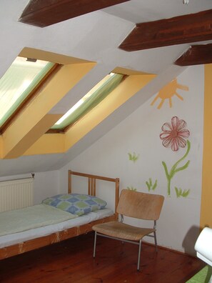 Basic Triple Room | 1 bedroom, cribs/infant beds, WiFi - Amiga Hostel (Budapest)