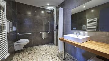 Vierpersoonskamer | Badkamer | Een douche, een haardroger, handdoeken