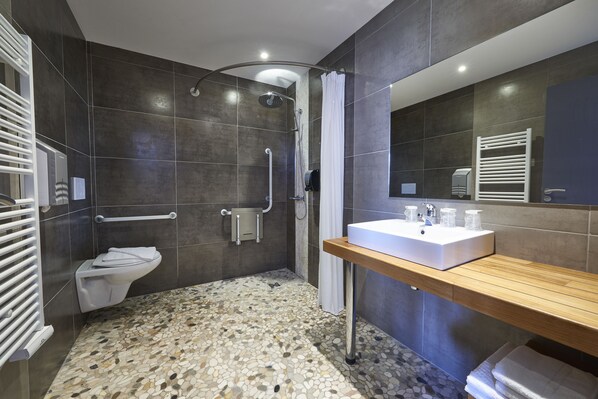 A modern bathroom with a shower, toilet, and vanity. - Logis Hôtel Cozy (Plouigneau)