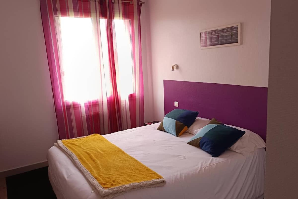 In-room safe, desk, soundproofing, cribs (free)