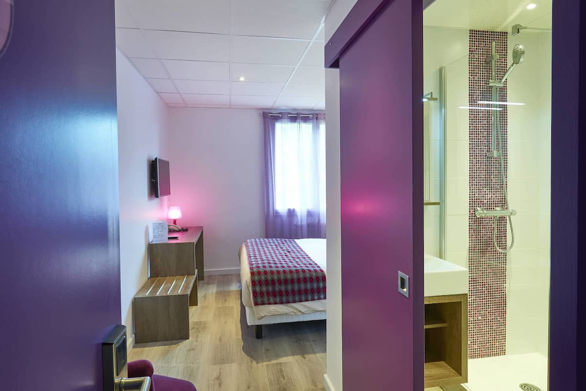 Dubbelrum | Värdeförvaringsskåp på rummet, skrivbord och ljudisolering