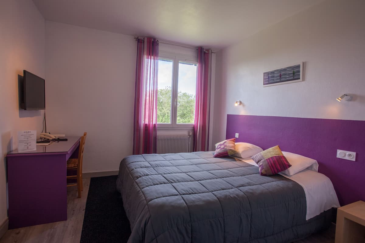 Standard dubbelrum | Värdeförvaringsskåp på rummet, skrivbord och ljudisolering