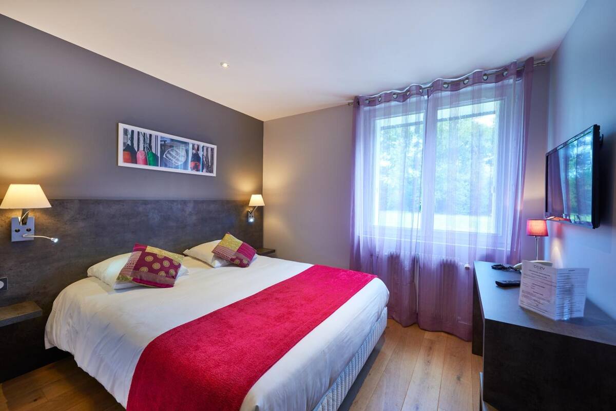 In-room safe, desk, soundproofing, cribs (free)