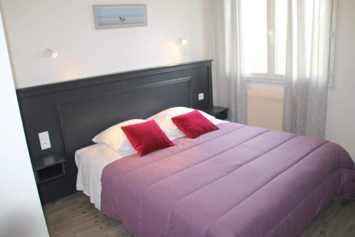 In-room safe, desk, soundproofing, cribs (free)