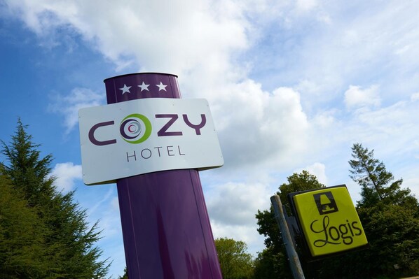 A sign for Cozy Hotel with a logo and a sign for a logis. - Logis Hôtel Cozy (Plouigneau)