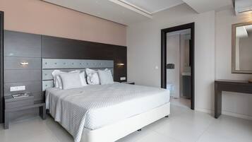 Elite Suite, Sea View | In-room safe, individually decorated, individually furnished, desk