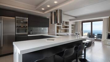 Suite Ălite, vue mer | Cuisine privĂ©e | Grand rĂ©frigĂ©rateur, micro-ondes (sur demande), plaque de cuisson