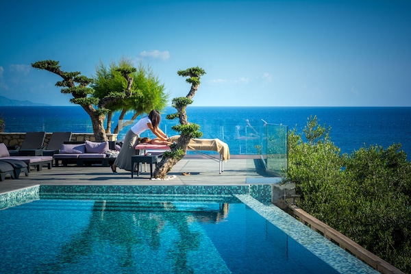 2 piscine all'aperto, ombrelloni da piscina, lettini