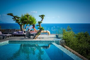 2 piscinas al aire libre, sombrillas, sillones reclinables de piscina