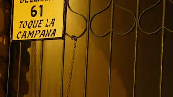 Una reja metálica con un letrero que dice "BELGRANO 61 TOQUE LA CAMPANA".