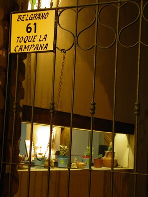 A metal gate with a sign reading "BELGRANO 61 TOQUE LA CAMPANA". - Munay La Quiaca (La Quiaca)