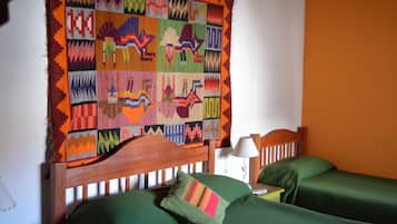 Habitación triple estándar | Decoración personalizada, muebles diferentes y escritorio