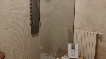 Suite, salle de bains privée | Salle de bain