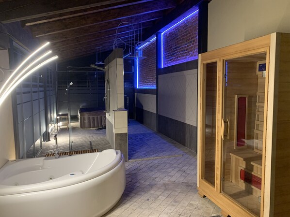 Sisä-/ulkouima-allas