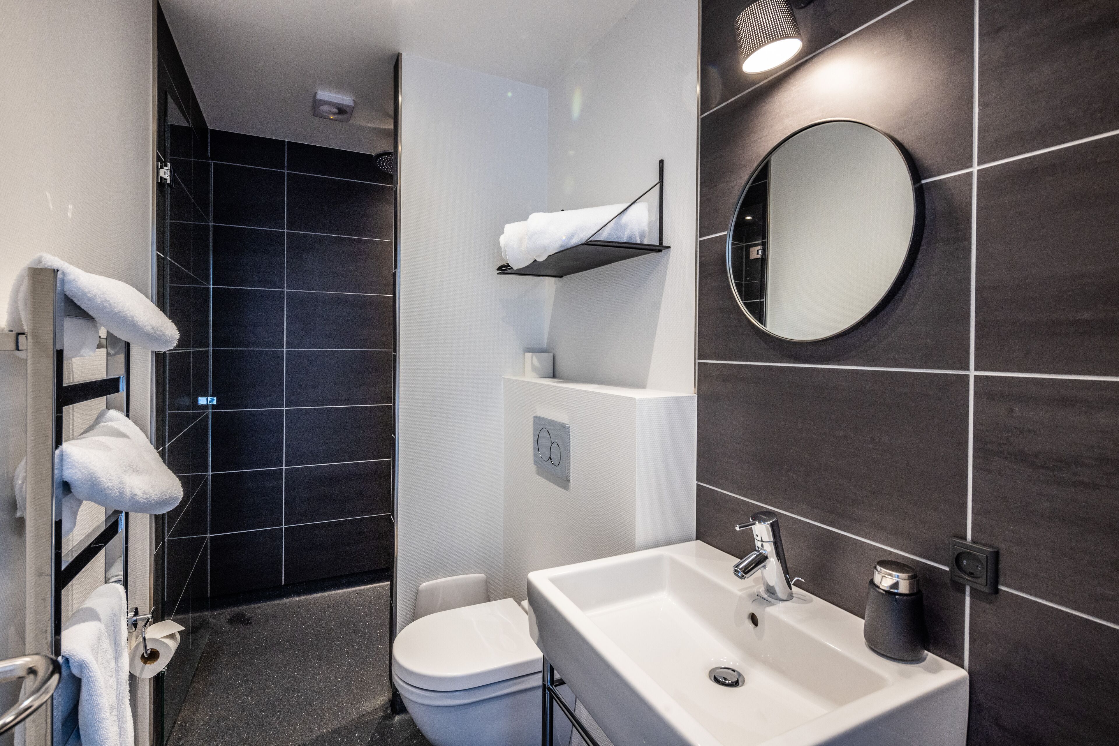 deluxe room, patio, sea view | bathroom | shower, hair dryer, towels