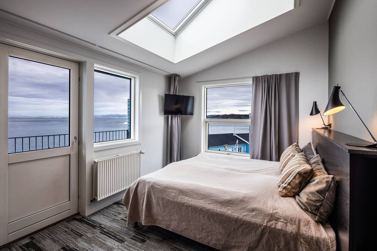 Rom – deluxe, terrasse, sjøutsikt | Skrivebord, skrivebord for bærbar PC, blendingsgardiner og lydisolert