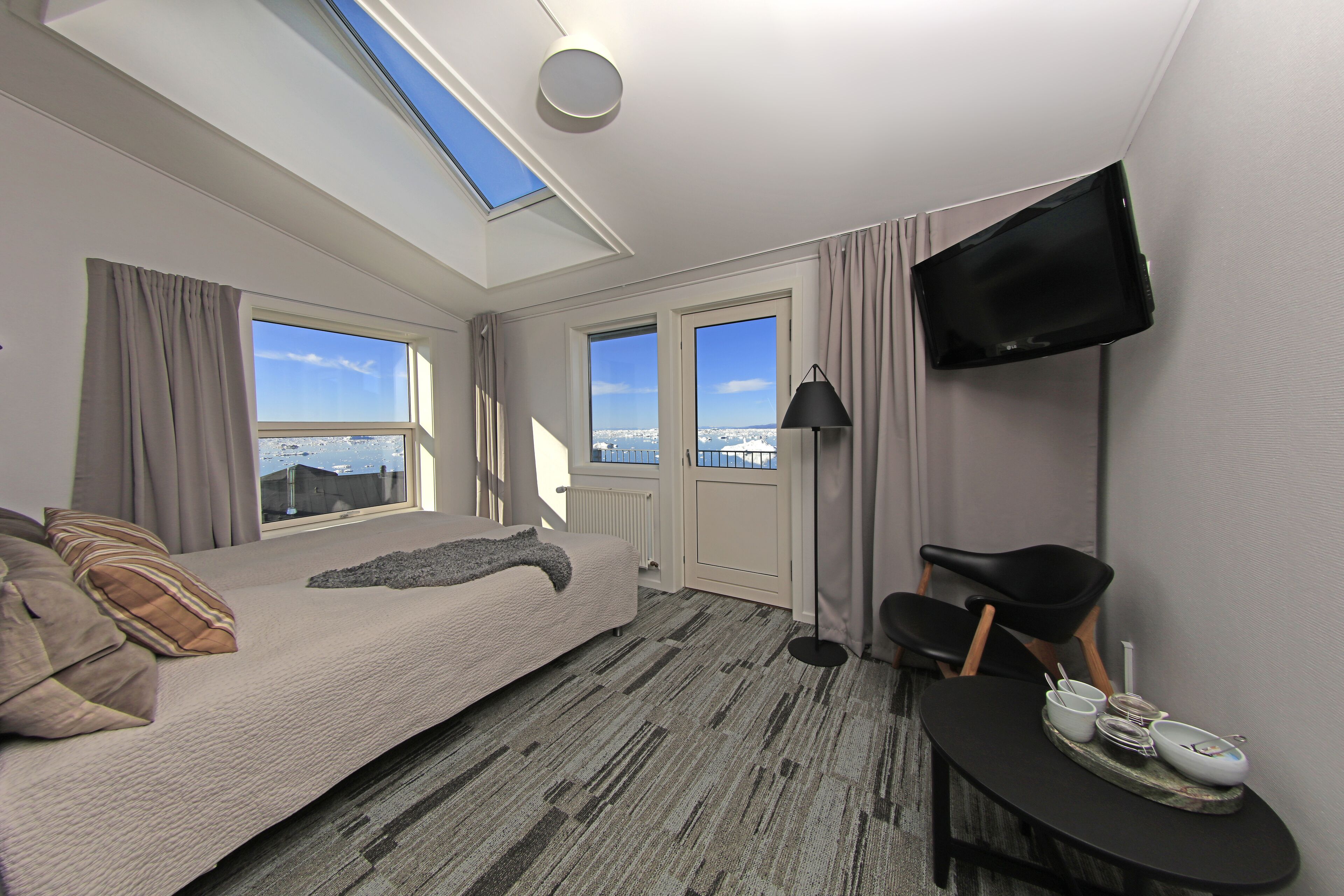 deluxe room, patio, sea view | 1 bedroom, individually decorated, individually furnished, desk