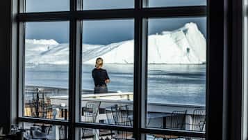 Der serveres morgenmad og aftensmad med havudsigt