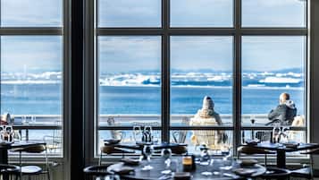 Aperto a colazione e cena, con vista sul mare