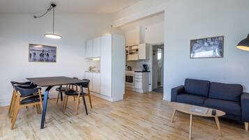 Un apartamento moderno con comedor, cocina y sala de estar.