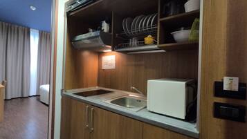 Basic-Studio | Eigene Kochnische | Wasserkocher mit Kaffee-/Teezubehör