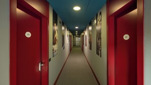 A hotel hallway with red doors, numbered 510 and 501, and a blue ceiling. - Residenze Romeo e Giulietta  (Parma)