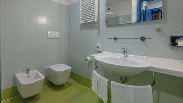 Studio | Salle de bain | Douche, sĂšche-cheveux, serviettes fournies, savon