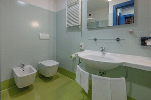 Basic Studio | Bathroom | Shower, hair dryer, towels, soap - Residenze Romeo e Giulietta  (Parma)