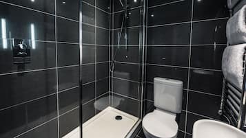 Combined shower/bathtub, free toiletries, hair dryer, towels