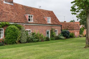 BBQ/picnic area - Crown and Castle (Woodbridge)