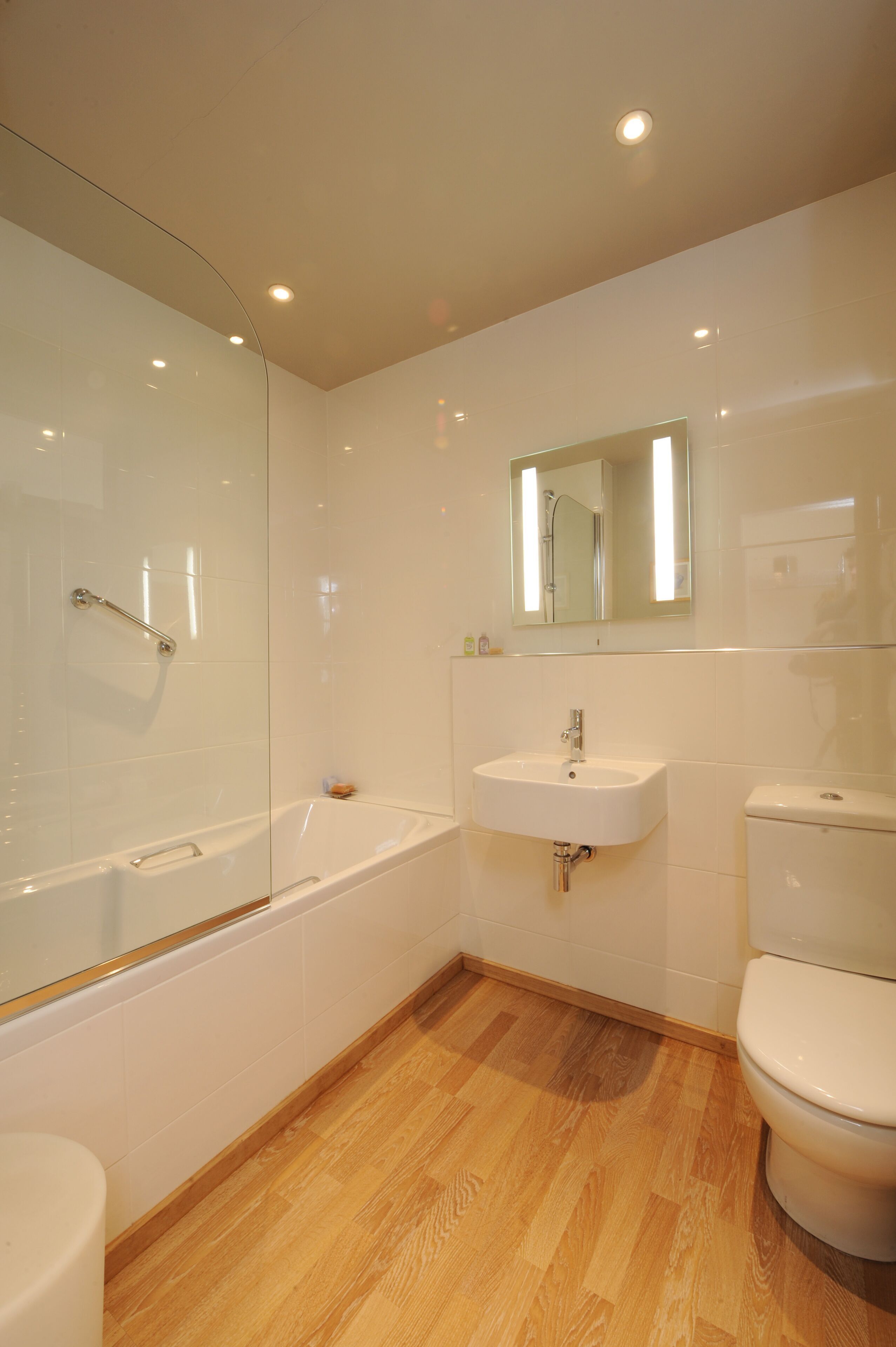 Bathroom | Combined shower/tub, free toiletries, hair dryer, towels