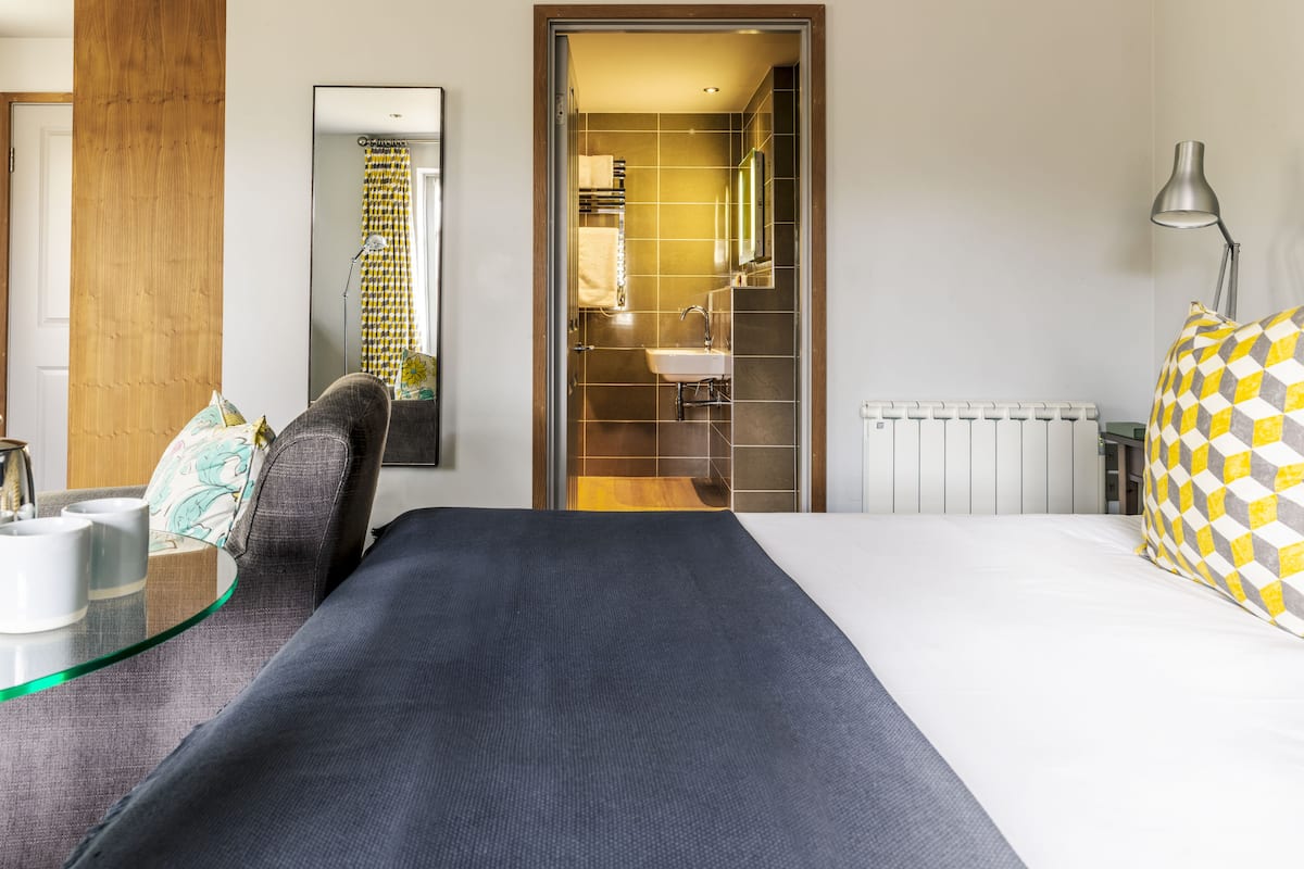 1 slaapkamer, een strijkplank/strijkijzer, gratis wifi, beddengoed