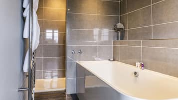 Combined shower/tub, free toiletries, hair dryer, towels