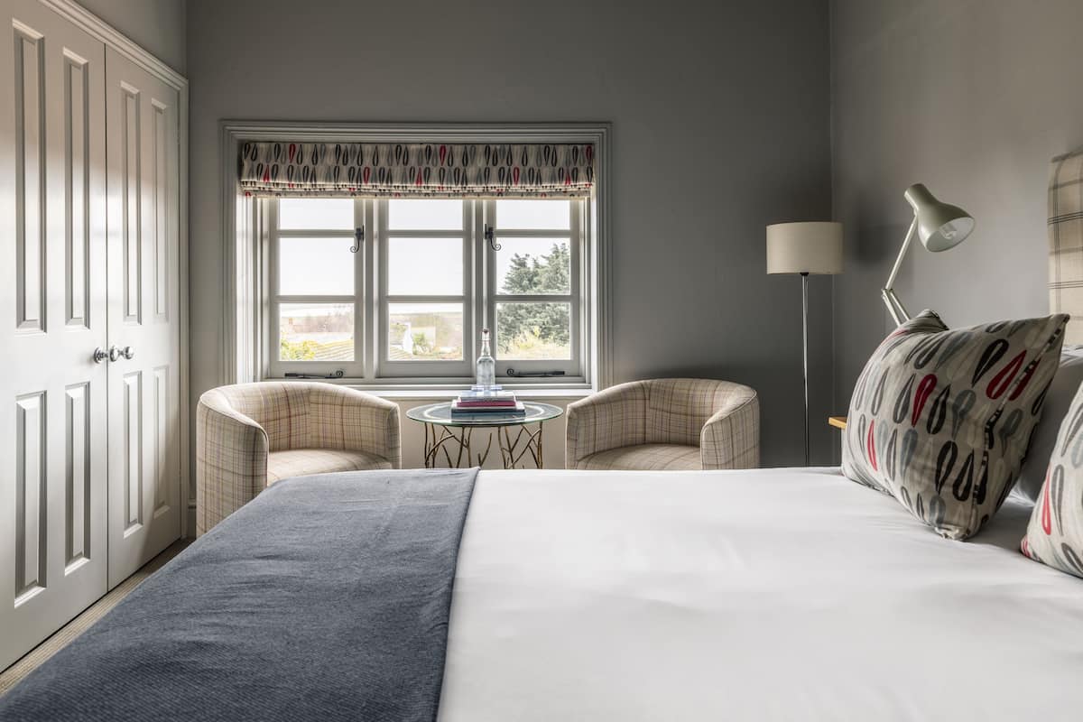1 slaapkamer, een strijkplank/strijkijzer, gratis wifi, beddengoed